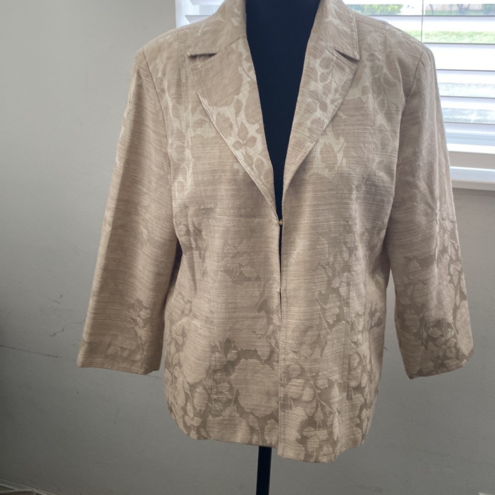 Chico’s brocade beige design on cream snap closure’s lapel jacket nice addition
